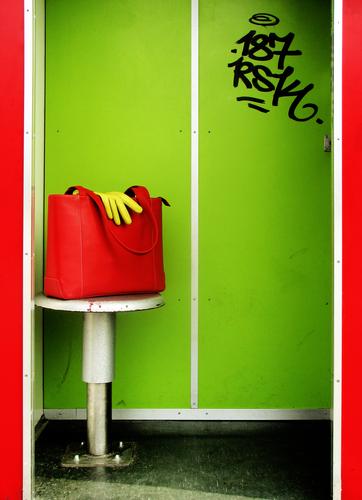rot-grün Handtasche Handschuhe Leder Selbstportrait eitel Hocker Wand Typographie grell knallig zusätzlich Nervosität Bekleidung Freude Self kamerageil