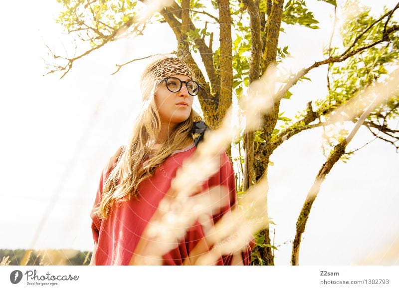 auf Schattensuche feminin Junge Frau Jugendliche 1 Mensch 18-30 Jahre Erwachsene Natur Sommer Schönes Wetter Baum Mode Brille Kopftuch blond langhaarig