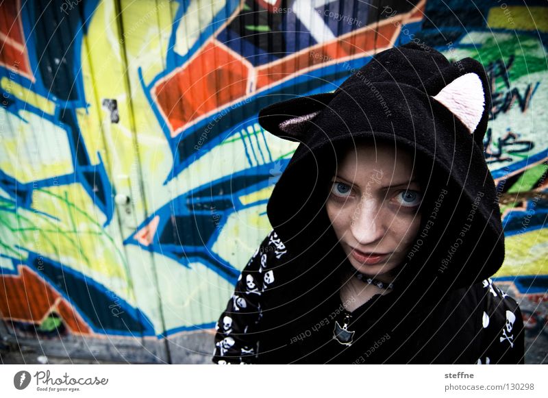 MAL Hinterhof sprühen Garage Katze Frau Porträt feminin süß Hochmut selbstbewußt eigenwillig Jacke Jugendliche gefährlich Ghetto Hundeblick betteln flehen Blick