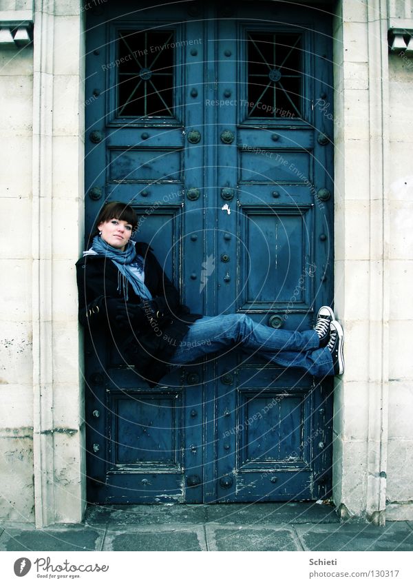 Entspannung deluxe Freude Zufriedenheit Frau Erwachsene Tor Tür Jeanshose Stein sitzen blau Paris Frankreich lässig Chucks Farbfoto