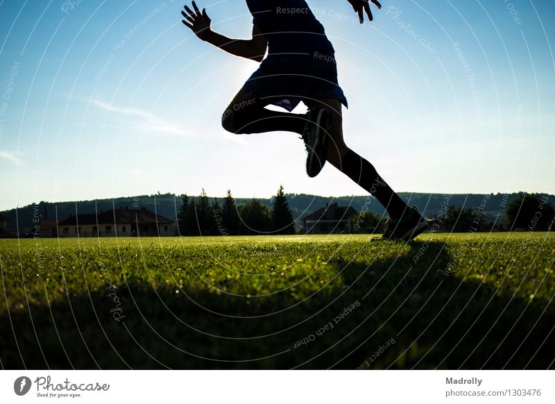 Läufertraining auf einem Stadion Lifestyle Wellness Sonne Sport Mensch Mann Erwachsene Fuß Himmel bauen rennen Bewegung Geschwindigkeit Einsamkeit Energie