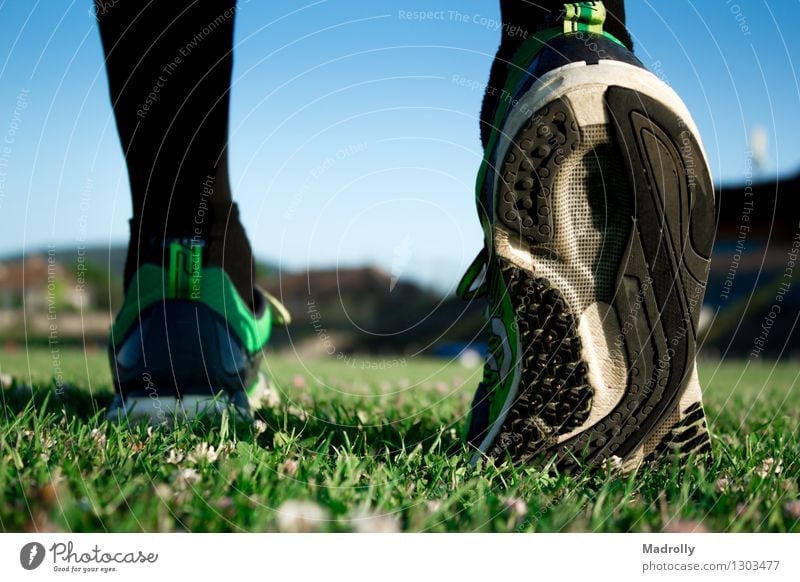 Fußballspieler, der fertig wird Lifestyle Wellness Sommer Sport Joggen Mensch Natur Schuhe rennen Fitness sportlich Geschwindigkeit Aktion Athlet Unschärfe