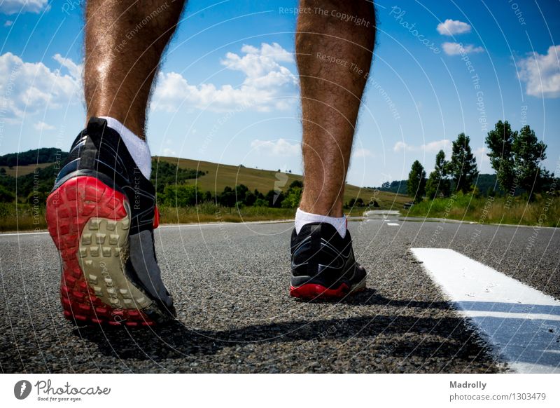 Läufer, der zum Training fertig wird Lifestyle Leben Erholung Ausflug Abenteuer Berge u. Gebirge Sport Joggen Mensch Fuß Natur Straße Wege & Pfade Schuhe