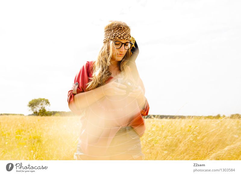Nachladen Freiheit Expedition Sommer feminin Junge Frau Jugendliche 1 Mensch 18-30 Jahre Erwachsene Natur Schönes Wetter Wiese Mode Hemd Brille Kopftuch blond
