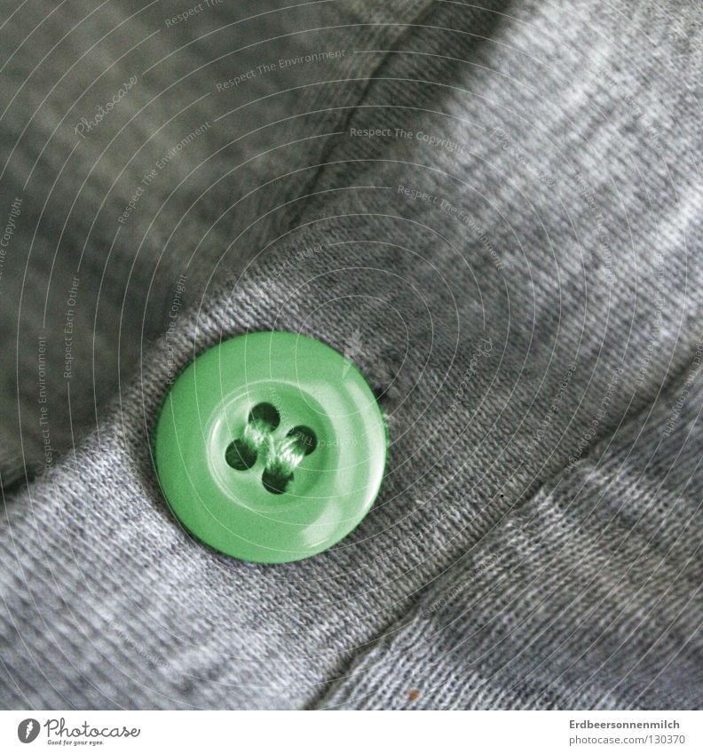 Einfach mal die ausnahme sein Knöpfe grau grün Pullover T-Shirt Freude Kunst Kunsthandwerk Wiedervereinigung grüner Knopf