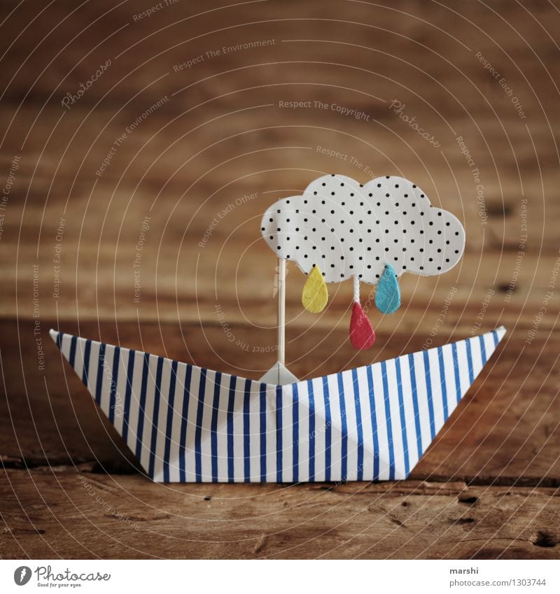 Regenwetter Umwelt Wolken Gewitter Zeichen Gefühle Stimmung Wasserfahrzeug Papierschiff Regenwolken selbstgemacht Basteln Holztisch Symbole & Metaphern
