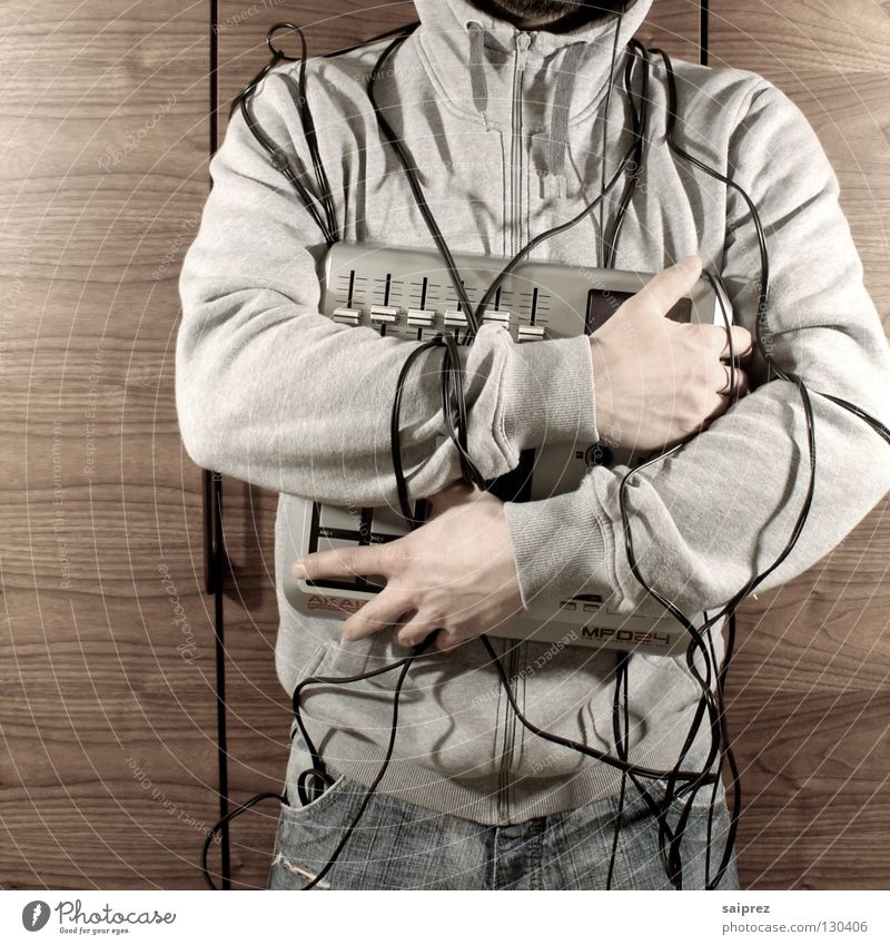 wire up (2) Kabelsalat Regler festhalten Diskjockey Mann Holz Schrank Drumpad berühren Technik & Technologie Musik Kapuze Jeanshose Maserung verdrahtet
