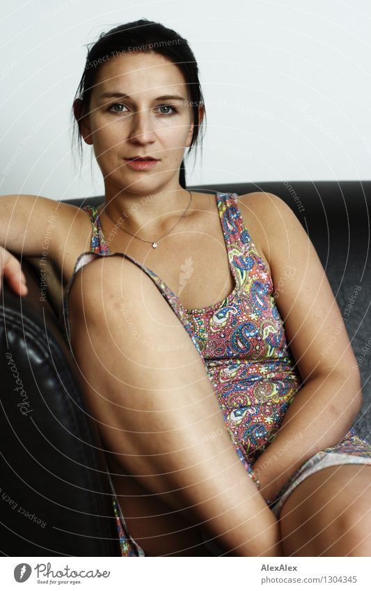 Agata Junge Frau Jugendliche Gesicht Beine 18-30 Jahre Erwachsene Sommerkleid Schmuck schwarzhaarig langhaarig Sofa beobachten sitzen ästhetisch sportlich