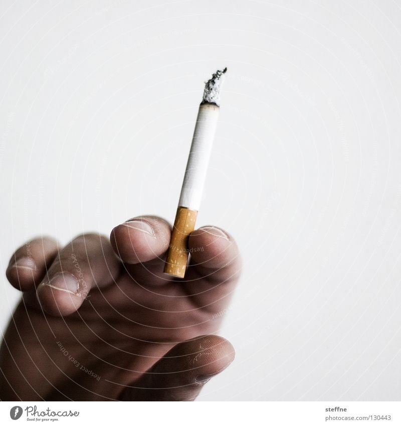 Roll that shit ungesund schädlich Rauchen Zigarette Hand Finger Geruch Übelriechend Filterzigarette festhalten haltend Vor hellem Hintergrund Freisteller