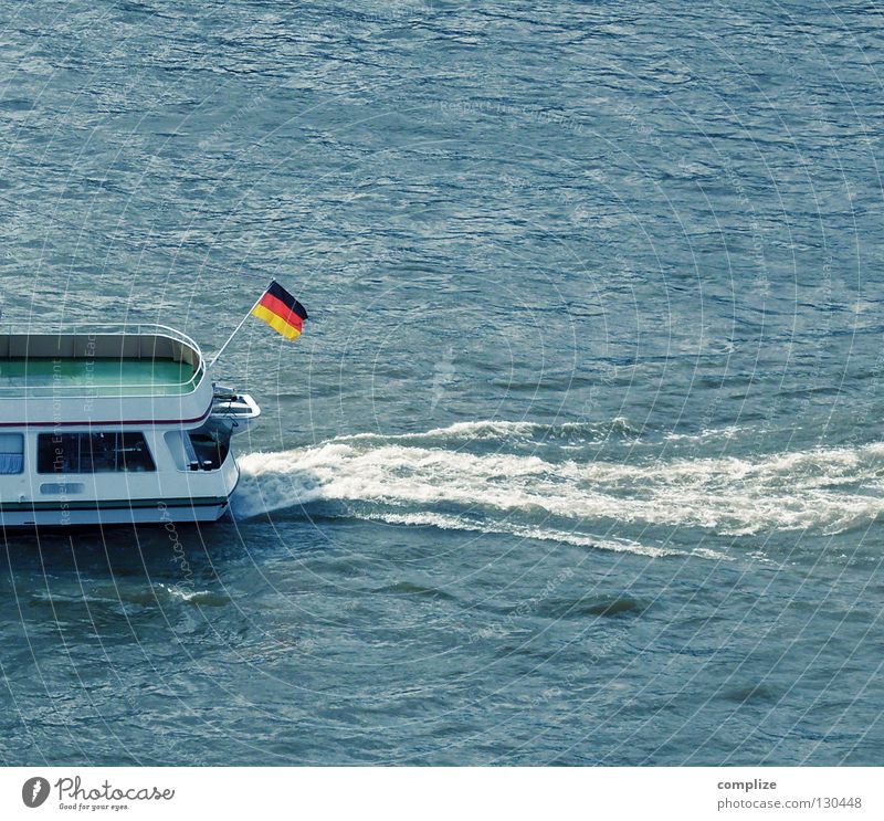 bye bye Wasserfahrzeug Fahne Wellen Schaum Deutschland schwarz rot Strömung Meer Gewässer Binnenschiff Nationalitäten u. Ethnien schäumen Wellengang