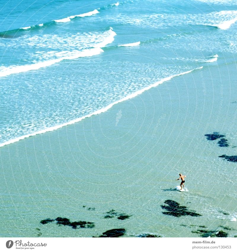 strandsurfer Strand Bretagne Surfer Wellen Ebbe Spielen Sommer Ferien & Urlaub & Reisen Atlantik Normandie Vogelperspektive klein feucht Traumstrand Sandstrand