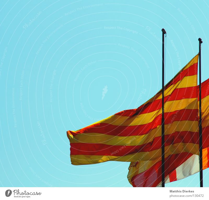 Fahnen Fahnenmast grün rot gelb gestreift quer Streifen vertikal Wind Symbole & Metaphern Barcelona Spanien Patriotismus Heimat Katalonien Strand Präsentation
