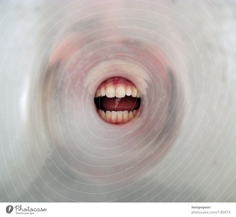 ...eine Durchsage! Tunnel Richtung Zahnfleisch rund Porträt verrückt Megaphon laut Stimme sprechen hören Lautsprecher Kommunizieren Mund Glas Flucht Zunge