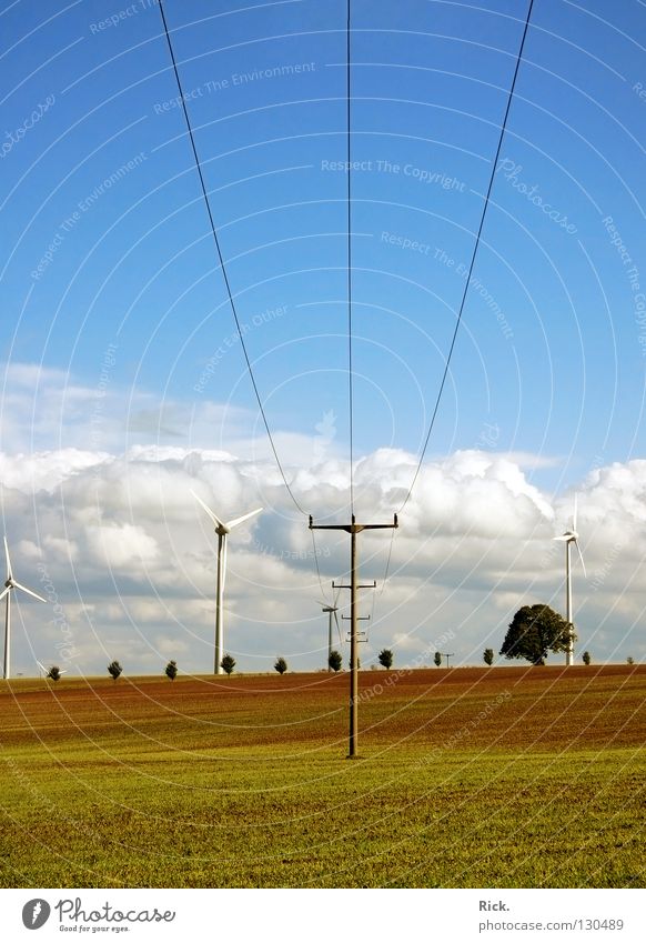 .Clean Power 3 grün Kraft Windkraftanlage weiß blau Kabel Strommast Natur Technik & Technologie Wolken Himmel Farbe Perspektive mehrfarbig Kontrast Elektrizität