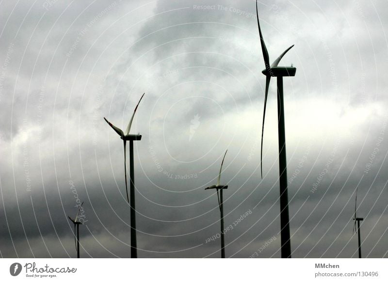Im Wind Wolken Luft grau drehen Drehung Schwung Mühle Windkraftanlage Elektrizität luftig Kraft Elektrisches Gerät Technik & Technologie Himmel Luftverkehr