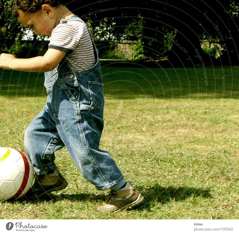 Pampers-Liga / Ballführung Freude Zufriedenheit Spielen Ballsport Fußball Kind Junge Arme Baum Wiese Spielzeug Leidenschaft Konzentration Richtung vorwärts üben