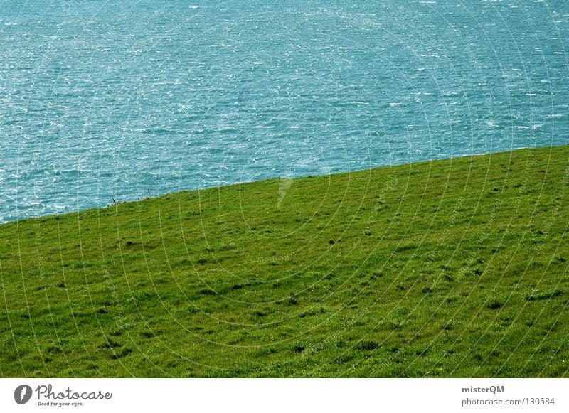 Irish Green. Wiese grün saftig Republik Irland Meer Wellen seltsam Trennlinie Trennung sehr wenige minimalistisch simpel Wasser Strand Küste Rasen Golf
