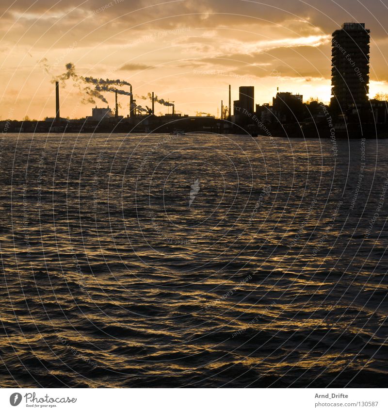 Vatter Rhein Raffinerie Kühlung Umwelt Umweltverschmutzung Benzin Abgas Industrialisierung brennen Ruhrgebiet Umweltschutz Sonnenuntergang Abendsonne