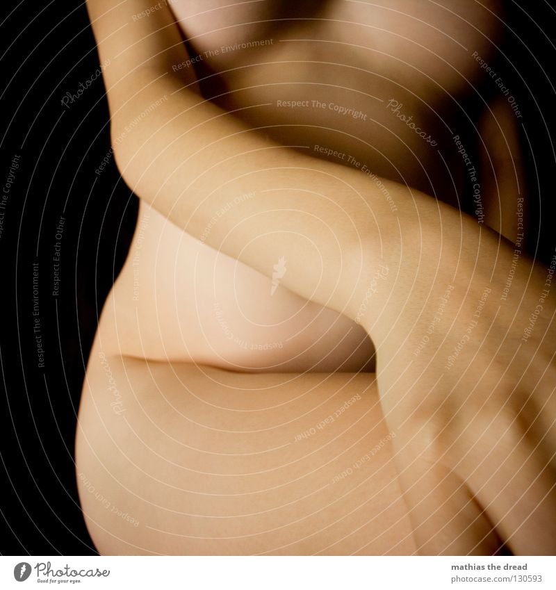 ÜBERBRÜCKUNG nackt anziehen Oberkörper Frau feminin schön weich zart Oberschenkel ruhig Bauchnabel Erotik Schatten Hintergrundbild Leberfleck geschwungen