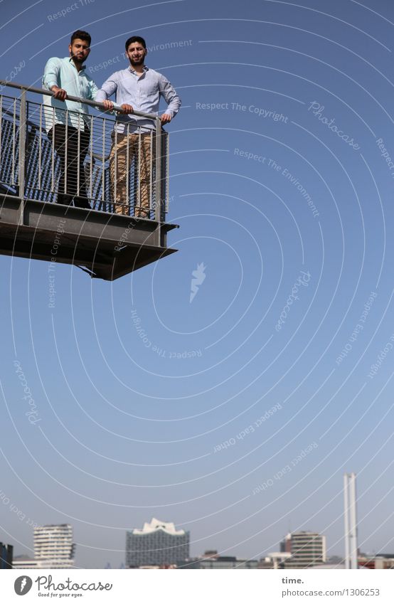 zwei junge Männer auf einer Aussichtsplattform über der Skyline von Hamburg maskulin 2 Mensch Himmel Schönes Wetter Hafenstadt Turm Bauwerk Gebäude Architektur