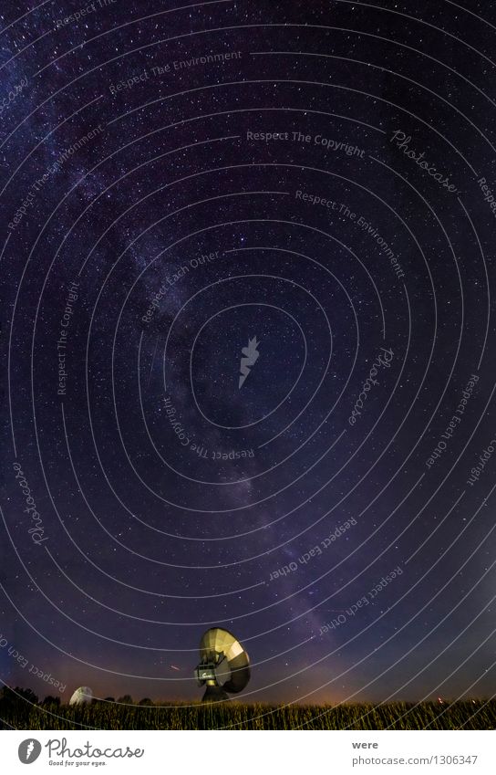 Hallo? Ist da draußen jemand? Spiegel Wissenschaften Nachthimmel Observatorium Antenne beobachten hören Astronaut Astronomie Bayern Deutschland Erdfunkstation