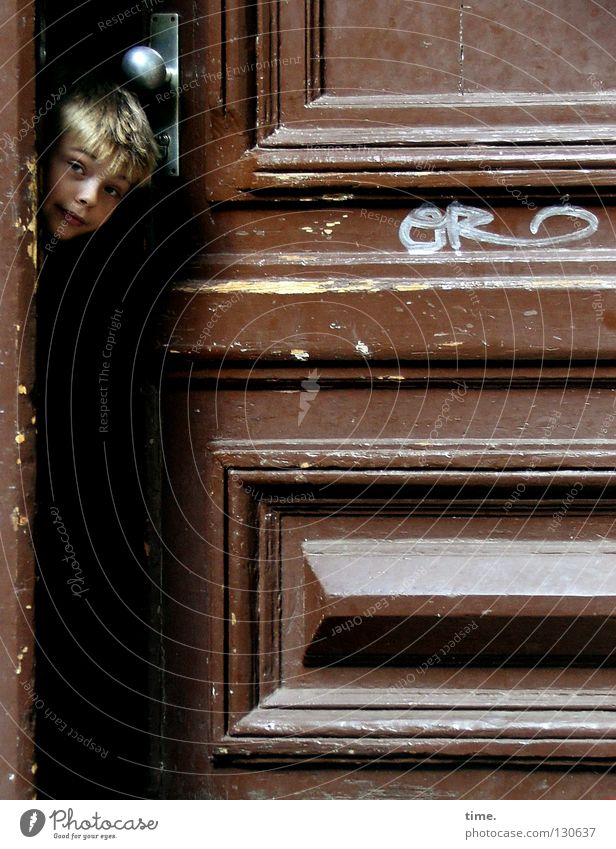 Neugier im Revier Publikum maskulin 1 Mensch Tür Türschloss blond beobachten Bewegung Kommunizieren braun Macht aufmachen schließen Eingang schwer Türsteher