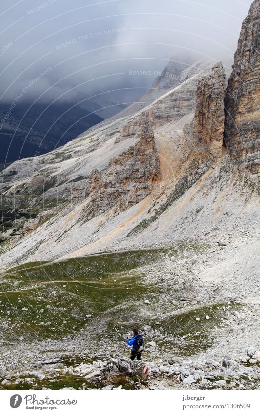 Dolomiten wandern Natur Landschaft Wolken Gewitterwolken schlechtes Wetter Nebel Felsen Alpen Berge u. Gebirge Gipfel blau grau Südtirol Hochebene Geröllfeld