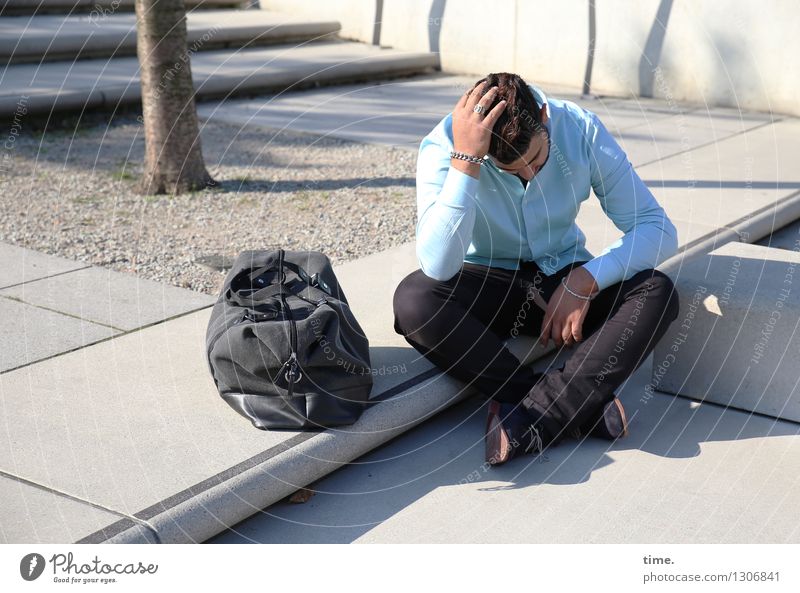 Mann mit Reisetasche, auf einem Treppenabsatz sitzend sich mit gesenktem Blick den Kopf haltend maskulin 1 Mensch Baumstamm Hemd Hose brünett kurzhaarig Tasche