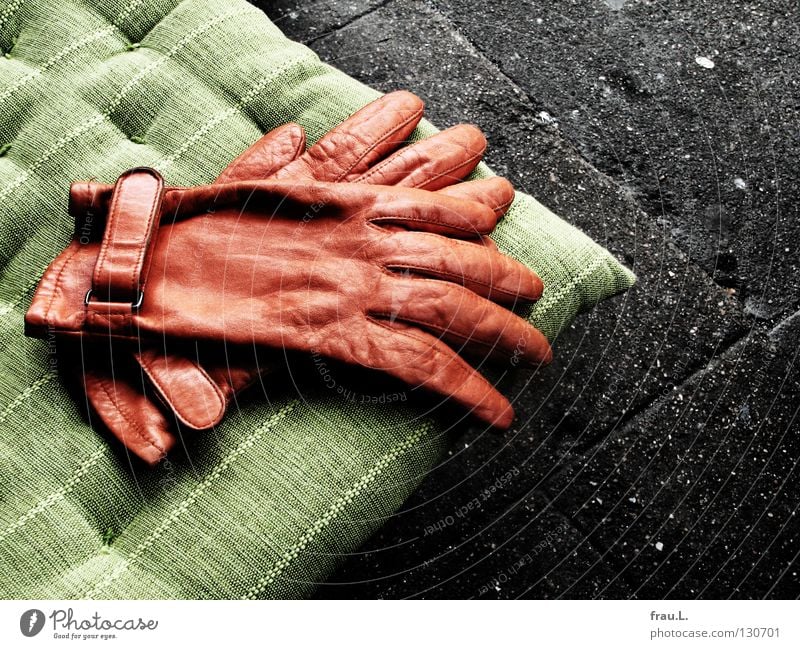 abgelegt Handschuhe Kissen grün Leder Stoff Bürgersteig Beton Straßencafé abgelegen bequem Physik Körperhaltung Bekleidung Verkehrswege orange
