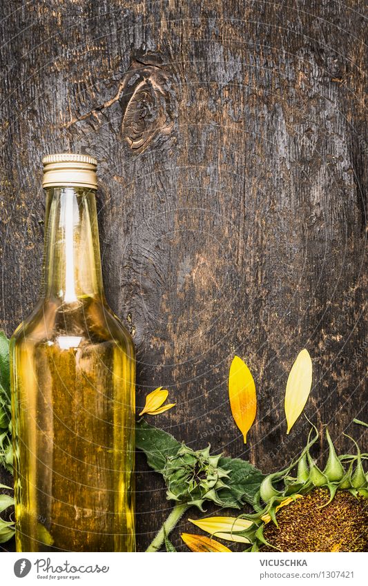 Flasche von Sonnenblumenöl auf rustikalem Holztisch Öl Ernährung Bioprodukte Vegetarische Ernährung Diät Stil Design Gesunde Ernährung Leben Sommer Tisch Natur