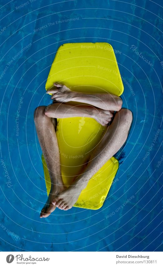 Lass mich nicht los Schwimmen & Baden Wasseroberfläche Schwimmbad festhalten Männerbein Männerarm Schwimmhilfe Vor hellem Hintergrund Freisteller anonym