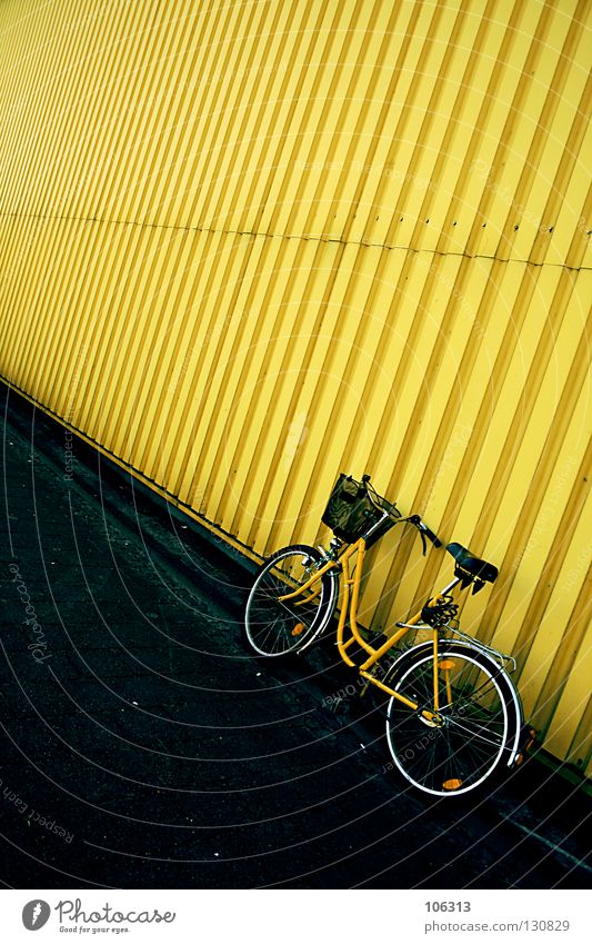 GELBSUCHT gelb stehen Wand Mauer Blech Wellblech Haus Stillleben Postbote Fahrrad Kurier Damenfahrrad Güterverkehr & Logistik Einsamkeit schließen Sicherheit