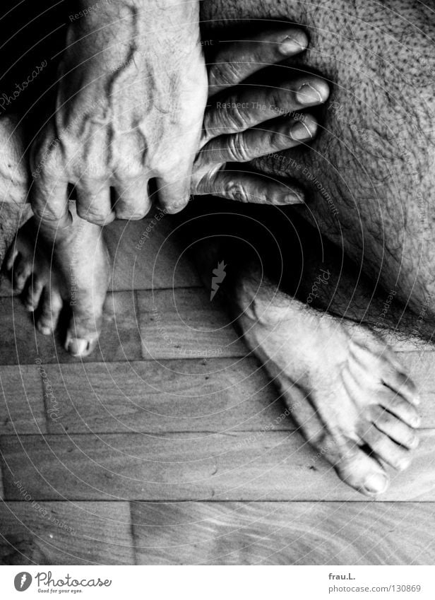 Parkett Knie Mann Hand Gefäße Pore Finger Zehen gekreuzt ruhig Marathon alt 50 plus nackt Bodenbelag Mensch Beine Haare & Frisuren Fuß Haut Hautporen Einsamkeit