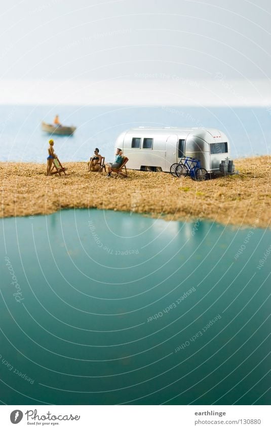 Kleines Camperparadies Wohnmobil Wohnwagen Miniatur grün Liegestuhl Ruderboot Reflexion & Spiegelung Nahaufnahme Ferne Hochformat Digitalfotografie Horizont