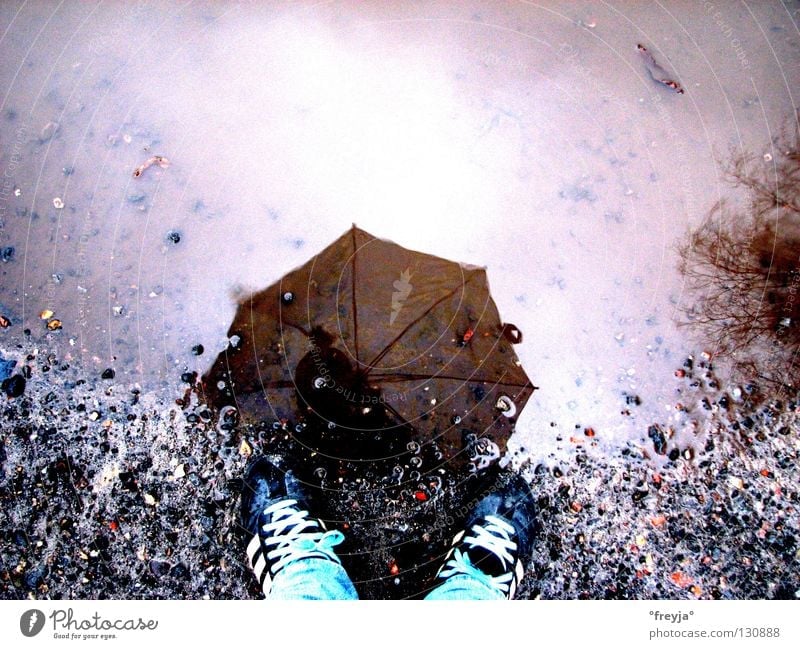 lass mich nicht im regen stehen Regenschirm Schuhe Pfütze nass Reflexion & Spiegelung Ente schrim Sportbekleidung Turnschuh