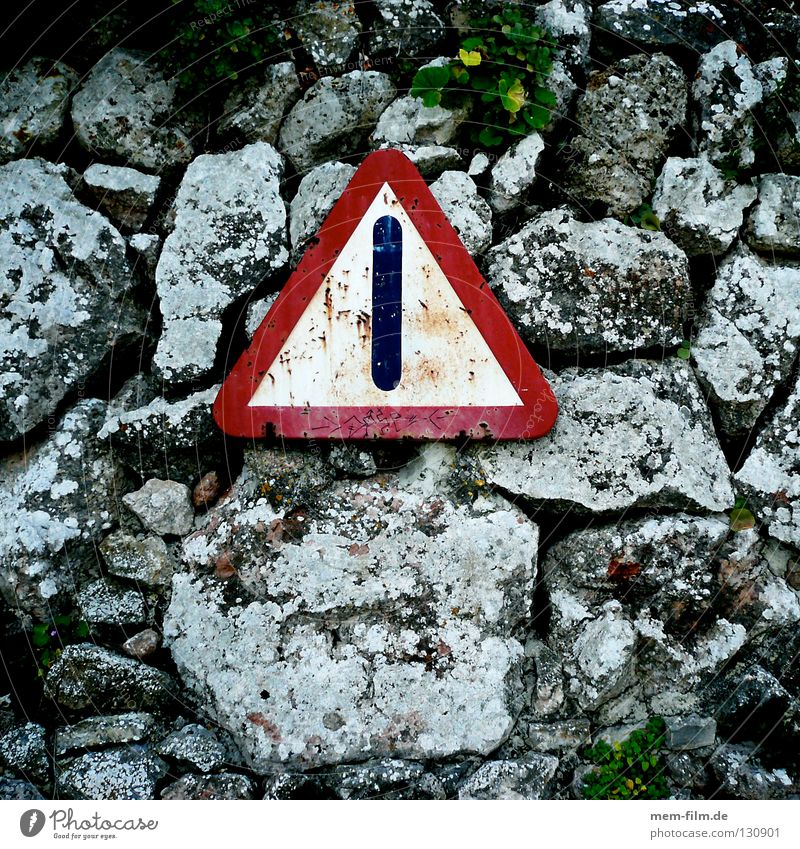 da wär ich aber vorsichtig! Straßennamenschild Mauer rot Verkehr Vorsicht Schilder & Markierungen Steinschlag Felsen alt Rost
