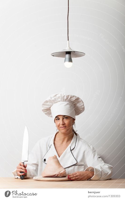 Haxe Lebensmittel Fleisch Messer Mensch feminin Frau Erwachsene 1 30-45 Jahre Arbeitsbekleidung Hut warten außergewöhnlich weiß Ehrlichkeit Ausdauer Koch Lampe