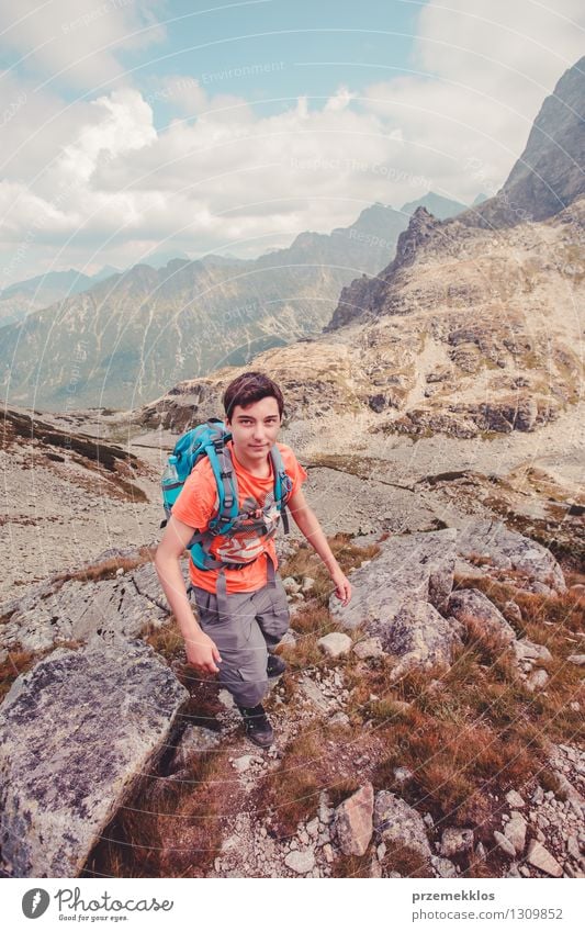 Junge beim Wandern in den Bergen Ferien & Urlaub & Reisen Ausflug Abenteuer Berge u. Gebirge wandern Junger Mann Jugendliche 1 Mensch 13-18 Jahre Felsen Freude