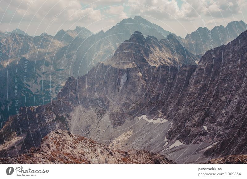 Berglandschaft in Tatras Berge u. Gebirge Natur Landschaft Wolken Sommer Felsen Gipfel entfernt Höhe Ambitus Berghang breit Farbfoto Außenaufnahme Menschenleer