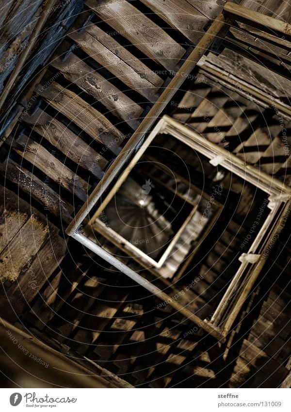 Es geht aufwärts, oder? Unfallgefahr Sturz Sog Holz Gebäude historisch transpirieren Spirale eckig Quadrat Steigung HDR Architektur Angst Panik Treppe