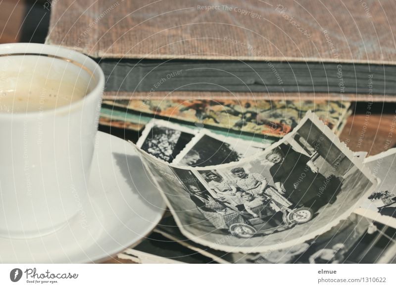 alte Papierbilder, Fotoalben und eine kleine Tasse auf einem Tisch Espresso Fotografie Fotoalbum Buch Roman Erzählung Vergangenheit historisch einzigartig