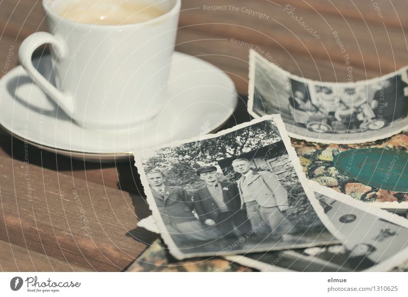 altes Poesiealbum , alte Papierbilder und eine kleine Tasse auf einem Holztisch Espresso Fotografie Roman Erzählung poetisch Kaffeetrinken historisch