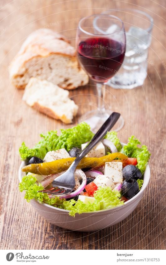 Griechischer Salat Lebensmittel Salatbeilage Brot Ernährung Vegetarische Ernährung Getränk trinken Trinkwasser Wein Schalen & Schüsseln Besteck Gabel Billig gut
