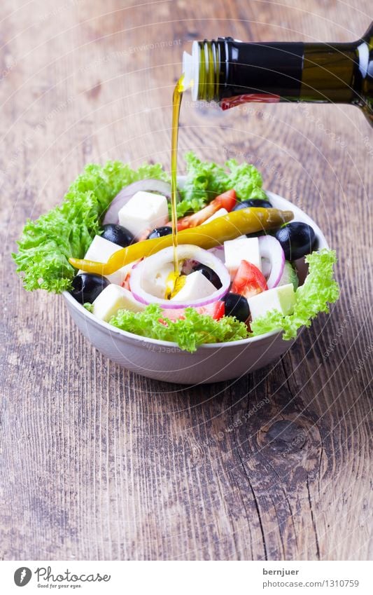 Öl ins griechische Feuer gießen Lebensmittel Käse Salat Salatbeilage Essen Abendessen Bioprodukte Vegetarische Ernährung Schalen & Schüsseln genießen Billig gut