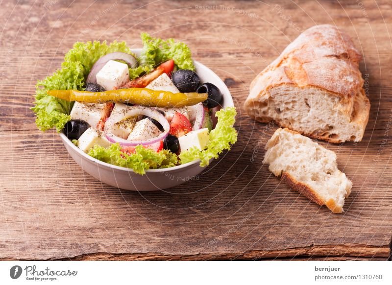 Griechischer Salat Lebensmittel Salatbeilage Brot Bioprodukte Vegetarische Ernährung Schalen & Schüsseln Billig gut Baguette griechisch Peperoni Oliven Feta