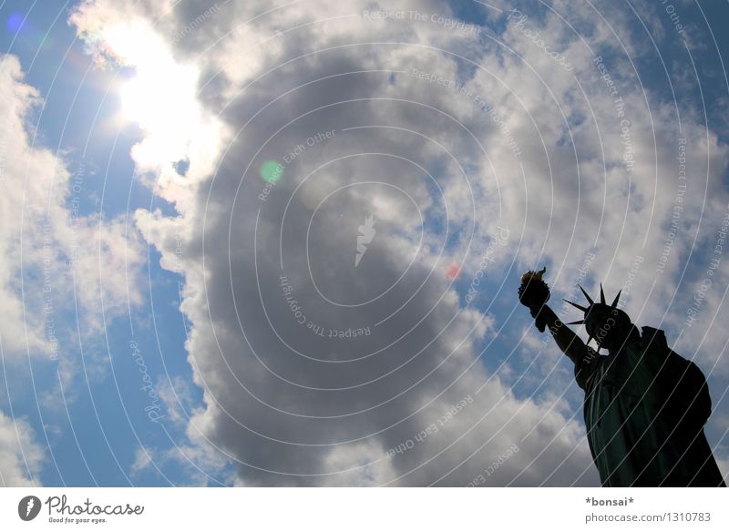 hände hoch Ferien & Urlaub & Reisen Tourismus Sightseeing Städtereise Statue Wolken Sonne Sommer Schönes Wetter New York City USA Hafenstadt Bauwerk Architektur