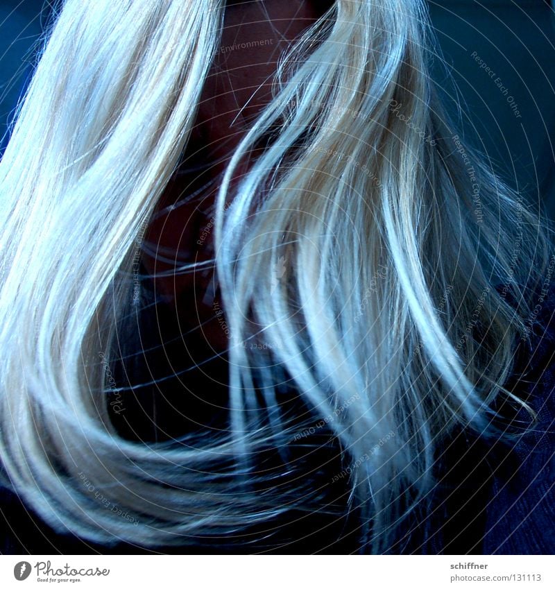 Schüttele Dein Haar... Haare & Frisuren Perücke blond Haarsträhne Trauer Heulsuse unfreundlich In sich gekehrt schlafen Halbschlaf Liebeskummer Verzweiflung