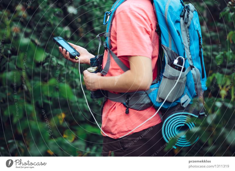 Mobiltelefon während der Reise aufladen Ferien & Urlaub & Reisen Ausflug Abenteuer wandern Handy Kabel Junger Mann Jugendliche 1 Mensch 13-18 Jahre Fernglas