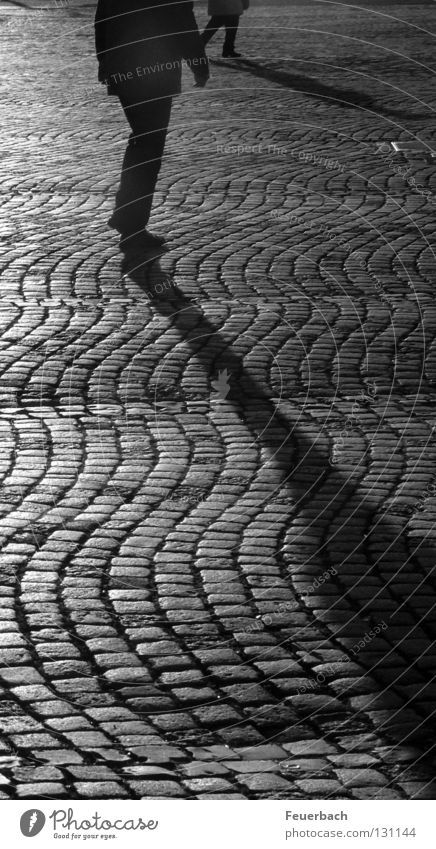 lange Schatten Schwarzweißfoto Außenaufnahme Abend Licht Kontrast Silhouette ruhig Mensch 2 Düsseldorf Stadt Altstadt Platz Verkehrswege Fußgänger Straße Stein