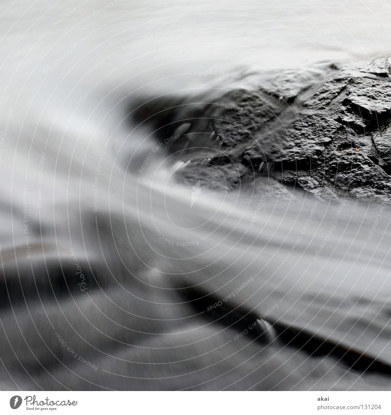 Krieg die Kurve! Landschaft Wasser Bach Fluss Wasserfall kalt weich Wildbach krumm graufilter Langzeitbelichtung Außenaufnahme Menschenleer Bewegungsunschärfe